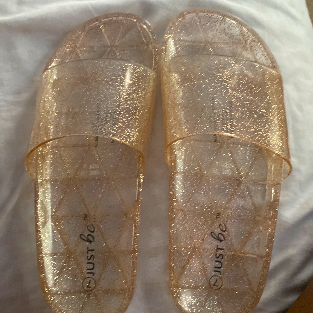 I’m selling sandals the brand is just be there a size 7 and there gold glitter